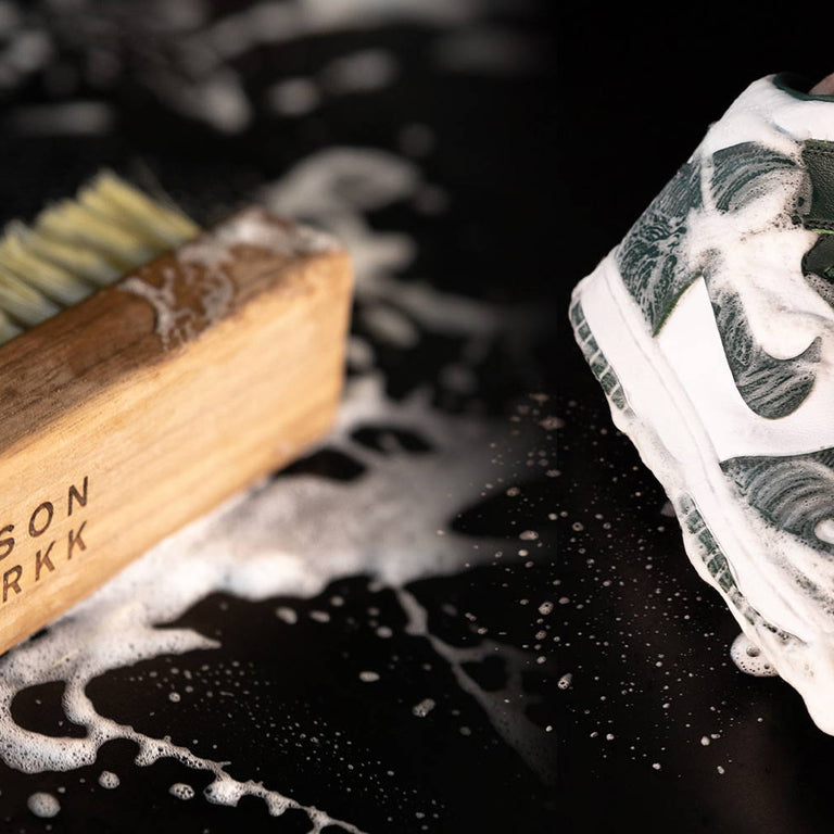 Sneaker waschen: So geht es richtig