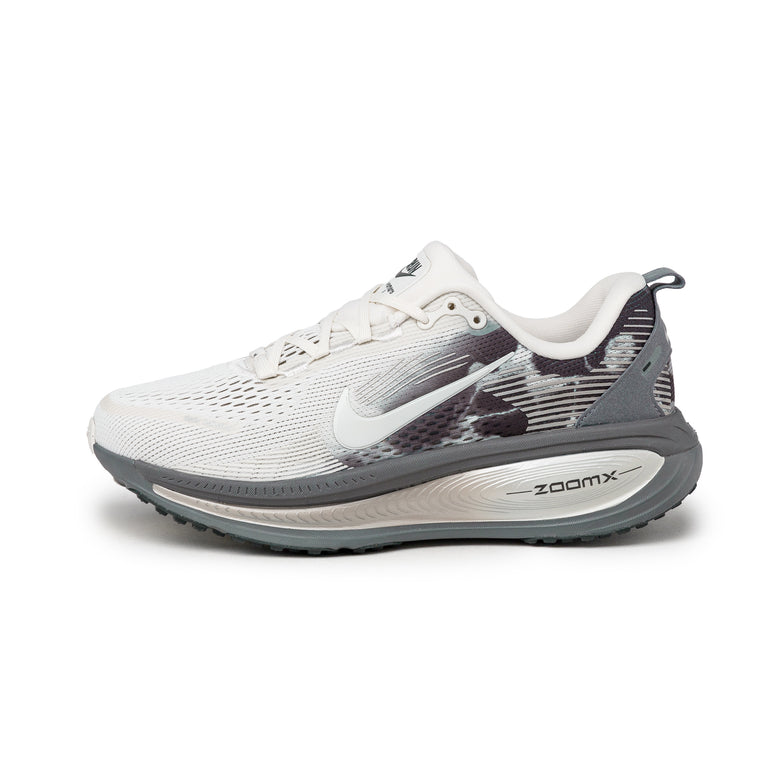 Nike Wmns Vomero 18 SE - 38 / Phantom / Sail / Pencil Point / Anthracite
