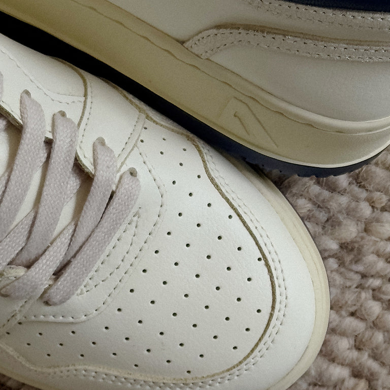 Autry Med-Way Mid *Leather / Crack*  onfeet