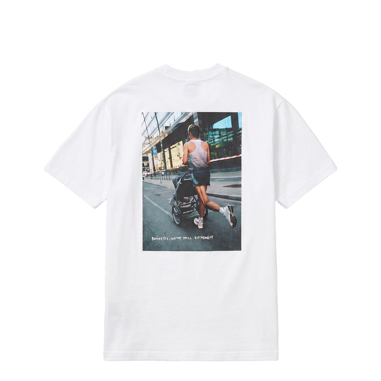 Adidas	Runners We Are Different Grafik T-Shirt - L / White - 1