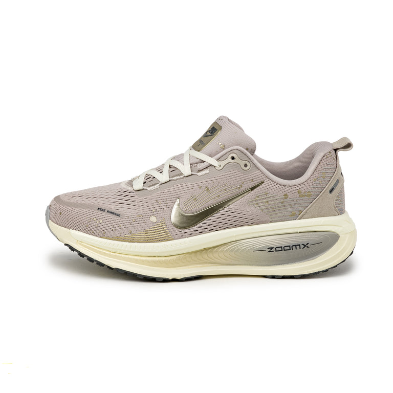 Nike Wmns Vomero 18 SE - 36 / Ceam II / Metallic Gold Grain / Coconut Milk
